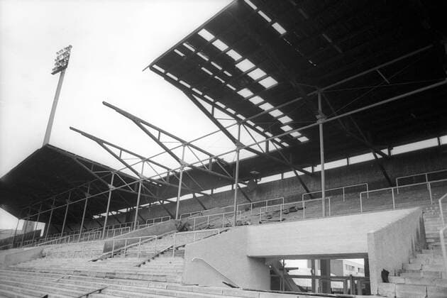 Reportage: Schwere Sturmschäden am Stadion an der Grünwalder Straße, ein großer Teil des Stadiondaches ist weggerissen