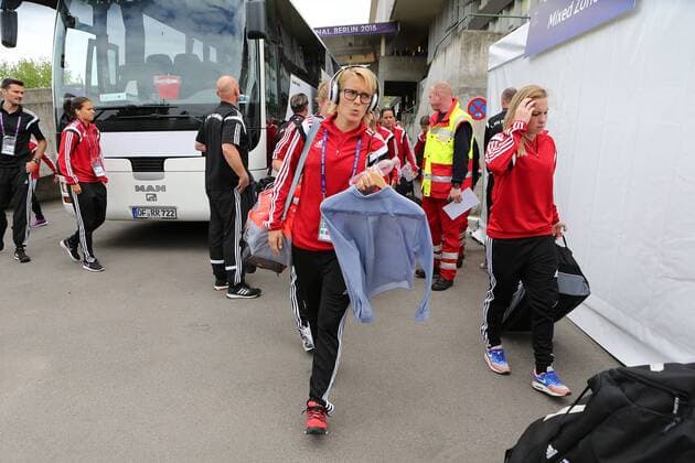 14.05.2015, xjfx, Fussball UEFA Champions League Womans, 1.FFC Frankfurt - FC Paris St. Germain , v.l. Ankunft der Mannschaft in Friedrich-Ludwig-Jahn-Sportpark