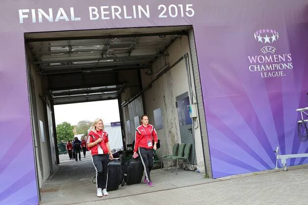 14.05.2015, xjfx, Fussball UEFA Champions League Womans, 1.FFC Frankfurt - FC Paris St. Germain , v.l. Ankunft der Mannschaft in Friedrich-Ludwig-Jahn-Sportpark