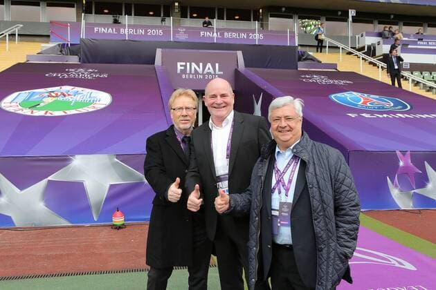 14.05.2015, xjfx, Fussball UEFA Champions League Womans, 1.FFC Frankfurt - FC Paris St. Germain , v.l.Praesident Vorstandsvorsitzender Bodo Adler (1.FFC Frankfurt),Manager Siegfried Dietrich (1.FFC Frankfurt),Klaus-Peter Mueller ist Aufsichtsratsvorsitzender der Commerzbank AG