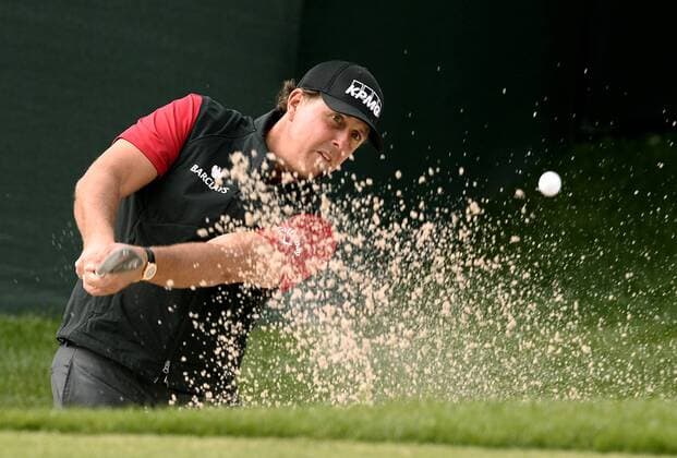 Aktuell Golf - Wells Fargo Championship in Charlotte May 14, 2015 - Charlotte, NC, USA - Phil Mickelson hits out of a sand trap along the 15th green during first round action of the Wells Fargo Championship on Thursday, May 14, 2015 at Quail Hollow Club in Charlotte, N.C. Wells Fargo Championship - ZUMAm67_