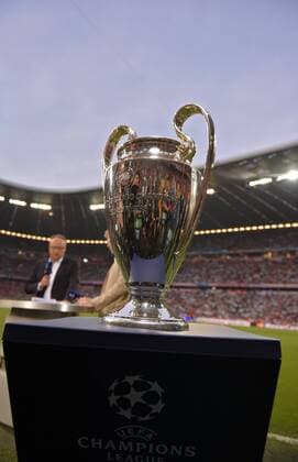 12.05.2015, Fussball Championsleague 2014 2015, Halbfinale Rückspiel, FC Bayern München - FC Barcelona Barca in der Allianz-Arena München. Der Pokal steht am Spielfeldrand, dahinter moderiert Oliver Welke und Oliver Kahn. 