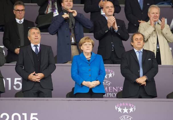 Fussball Berlin 14.05.2015 Saison 2014 2015 Champions League Finale der Frauen 1. FFC Frankfurt - Paris Saint-Germain Wolfgang Niersbach Angela Merkel Michel Platini vlnr