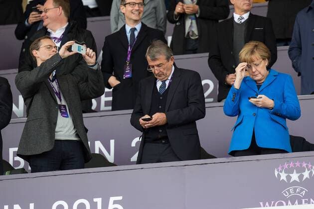 Berlin, Deutschland, 14.05.2015: Fußball Frauen Championsleague 2014 2015 - 1. FFC Frankfurt - Paris Saint Germain - UEFA Womens Championsleague Final 2015. Bürhermeister Buergermeister Michael Müller Mueller, DFB Präsident Praesident Wolfgang Niersbach, Bundeskanzlerin Angela Merkel mit Smartphones