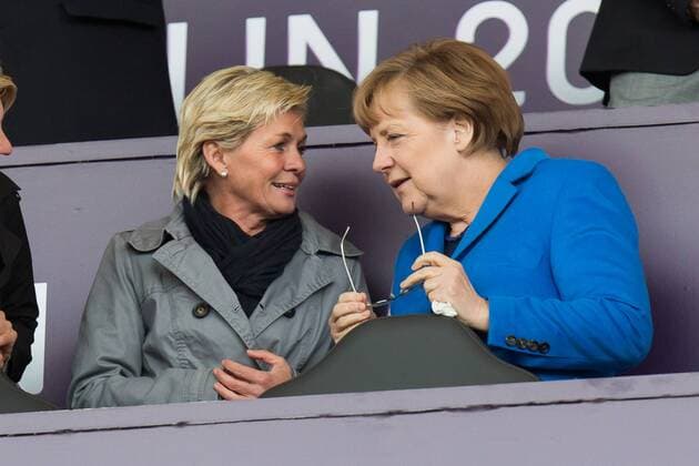Berlin, Deutschland, 14.05.2015: Fußball Frauen Championsleague 2014 2015 - 1. FFC Frankfurt - Paris Saint Germain - UEFA Womens Championsleague Final 2015. Bundeskanzlerin Angela Merkel mit Bundestrainerin Silvia Neid