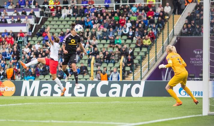 Berlin, Deutschland, 14.05.2015: Fußball Frauen Championsleague 2014 2015 - 1. FFC Frankfurt - Paris Saint Germain - UEFA Womens Championsleague Final 2015. Tor 1:0. v.li. Jessica Houara (PSG 11), Torschütze Torschuetze Celia Sasic (Frankfurt 9), Torhüterin Katarzyna Kiedrzynek (PSG 1)