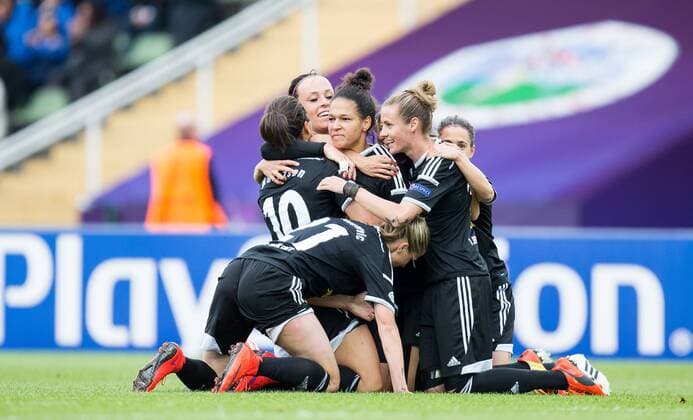 Berlin, Deutschland, 14.05.2015: Fußball Frauen Championsleague 2014 2015 - 1. FFC Frankfurt - Paris Saint Germain - UEFA Womens Championsleague Final 2015. Tor 1:0. Torschütze Torschuetze Celia Sasic (Frankfurt 9) wird umjubelt