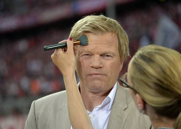 12.05.2015, Fussball Championsleague 2014 2015, Halbfinale Rückspiel, FC Bayern München - FC Barcelona Barca in der Allianz-Arena München. Am Spielfeldrand moderiert Oliver Kahn für das ZDF. Vorher wird er noch geschminkt. 