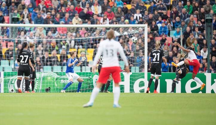 Berlin, Deutschland, 14.05.2015: Fußball Frauen Championsleague 2014 2015 - 1. FFC Frankfurt - Paris Saint Germain - UEFA Womens Championsleague Final 2015. Tor 1:1. Torschütze Torschuetze Marie-Laure Delie (PSG 18) trifft gegen Torhueterin Desiree Schumann (Frankfurt 1)