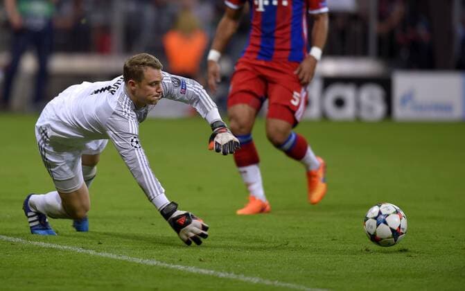 12.05.2015, Fussball Championsleague 2014 2015, Halbfinale Rückspiel, FC Bayern München - FC Barcelona Barca in der Allianz-Arena München. Torwart Manuel Neuer (Bayern) hechtet dem Ball hinterher. 