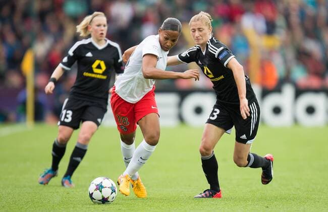 Berlin, Deutschland, 14.05.2015: Fußball Frauen Championsleague 2014 2015 - 1. FFC Frankfurt - Paris Saint Germain - UEFA Womens Championsleague Final 2015. Marie-Laure Delie (PSG 18) im Zweikampf gegen Bianca Schmidt (Frankfurt 23)
