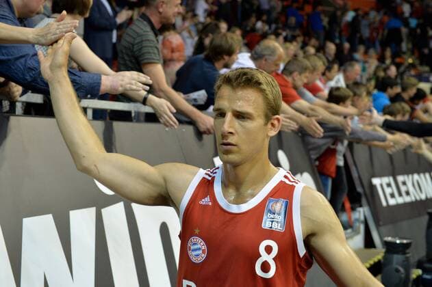 Heiko Schaffartzik (FC Bayern Muenchen Basketball) , Abklatschen bei den Fans, FC Bayern Muenchen Basketball vs Fraport Skyliners, Frankfurt, Playoff, Viertelfinale, Basketball Bundesliga Saison 2014 2015, Beko BBL,14.05.15