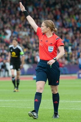 Schiedsrichterin Esther Staubli (Schweiz) gibt Anweisungen, gestikuliert, mit den Armen gestikulieren, Fussball, UEFA Women s Champions League, 1. FFC Frankfurt - Paris Saint-Germain, xobx