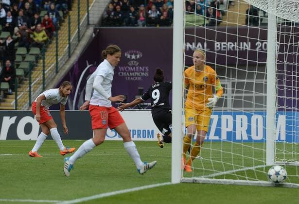 14.05.2015, xjhx, Fussball UEFA Champions League Womans, 1.FFC Frankfurt - FC Paris St. Germain , v.l. Jessica Houara-DÕHommeaux (Paris Saint-Germain), Celia Sasic (1.FFC Frankfurt), Katarzyna Kiedrzynek (Paris Saint-Germain) Goal scored, Tor zum 1:0