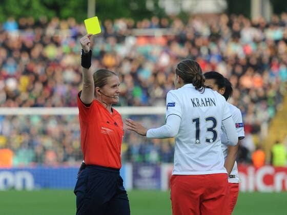 14.05.2015, xfux, Fussball UEFA Champions League Womans, 1.FFC Frankfurt - FC Paris St. Germain , v.l. Arbitre Schiedsrichter Esther Staubli zeigt Annike Krahn (Paris Saint-Germain) die Gelbe Karte fuer, receive a yellow card,