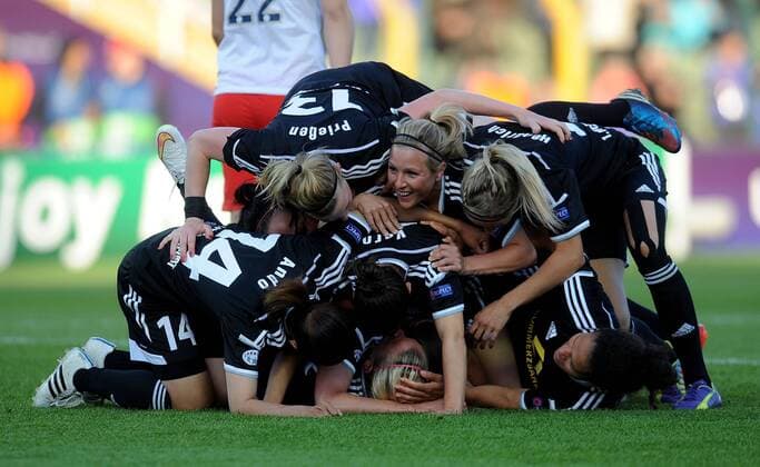 14.05.2015, xfux, Fussball UEFA Champions League Womans, 1.FFC Frankfurt - FC Paris St. Germain , v.l. Spielerinnen vom 1.FFC Frankfurt Torjubel, Goal celebration, celebrate the goal zum 2:1