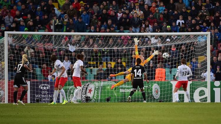 14.05.2015, xjhx, Fussball UEFA Champions League Womans, 1.FFC Frankfurt - FC Paris St. Germain , v.l. Mandy Islacker (1.FFC Frankfurt), Katarzyna Kiedrzynek (Paris Saint-Germain) Goal scored, Tor zum 2:1