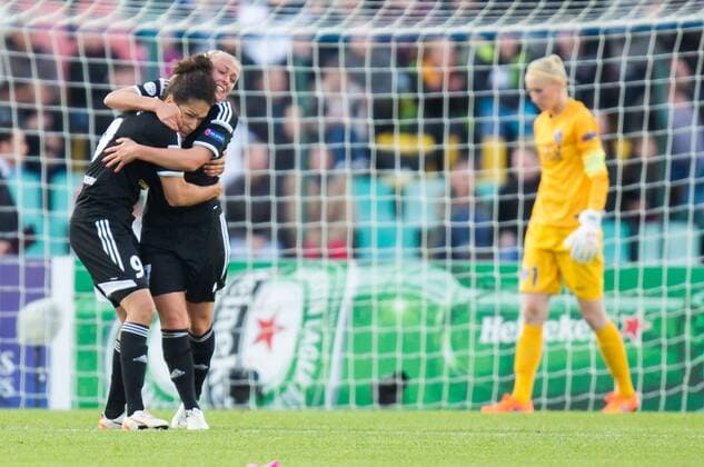 Berlin, Deutschland, 14.05.2015: Fußball Frauen Championsleague 2014 2015 - 1. FFC Frankfurt - Paris Saint Germain - UEFA Womens Championsleague Final 2015. Tor 2:1. Torschütze Torschuetze Mandy Islacker (Frankfurt 17) schiesst das Siegtor und jubelt mit Celia Sasic (Frankfurt 9)
