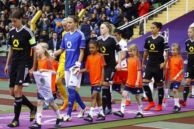 Die Teams aus Paris und Frankfurt werden aufs Feld geführt, 1. FFC Frankfurt vs. Paris Saint-Germain PSG, Fußball, Finale Champions League Women, 14.05.2015, EP_MHT