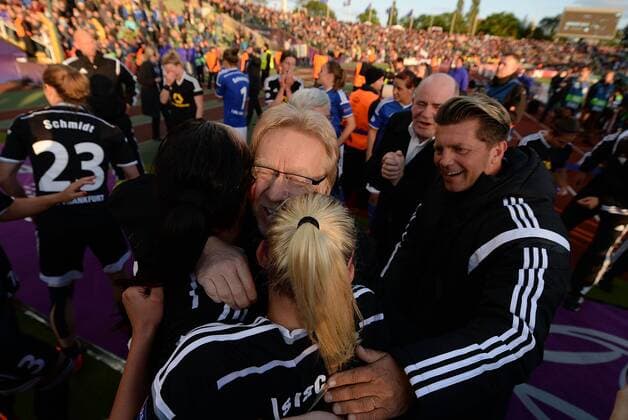 14.05.2015, xfux, Fussball UEFA Champions League Womans, 1.FFC Frankfurt - FC Paris St. Germain , v.l. Peggy Kuznik (1.FFC Frankfurt), Praesident Vorstandsvorsitzender Bodo Adler (1.FFC Frankfurt), Mandy Islacker (1.FFC Frankfurt), Trainer Colin Bell (1.FFC Frankfurt) jubeln jubelt nach Spielende.