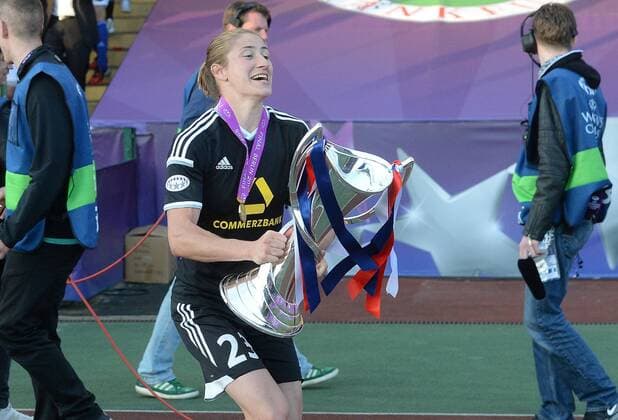 14.05.2015, xfux, Fussball UEFA Champions League Womans, 1.FFC Frankfurt - FC Paris St. Germain , v.l. Bianca Schmidt (1.FFC Frankfurt) jubeln jubelt nach Spielende mit Pokal