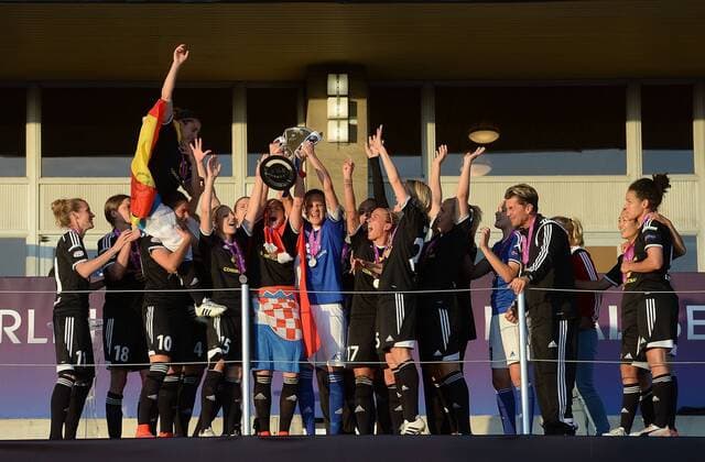 14.05.2015, xfux, Fussball UEFA Champions League Womans, 1.FFC Frankfurt - FC Paris St. Germain , v.l. Spielerinnen vom 1.FFC Frankfurt jubeln jubelt nach Spielende mit Pokal