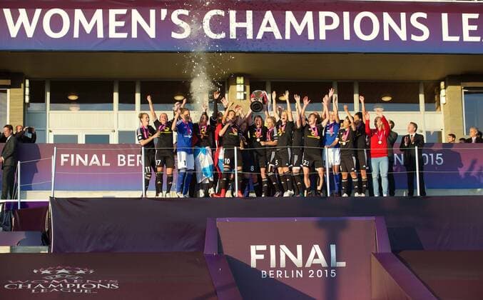 Fussball Berlin 14.05.2015 Saison 2014 2015 Champions League Finale der Frauen 1. FFC Frankfurt - Paris Saint-Germain Frankfurt gewinnt die Champions League 2015 Kerstin Garefrekes (1.FFC Frankfurt, No.18) mit pokal