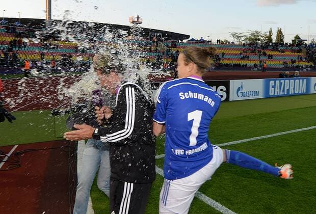 14.05.2015, xfux, Fussball UEFA Champions League Womans, 1.FFC Frankfurt - FC Paris St. Germain , v.l. Trainer Colin Bell (1.FFC Frankfurt), Desire Schumann (1.FFC Frankfurt) jubeln jubelt nach Spielende Bierdusche