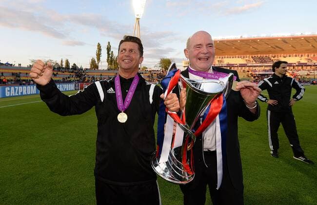 14.05.2015, xfux, Fussball UEFA Champions League Womans, 1.FFC Frankfurt - FC Paris St. Germain , v.l. Trainer Colin Bell (1.FFC Frankfurt), Manager Siegfried Dietrich (1.FFC Frankfurt) jubeln jubelt nach Spielende mit Pokal