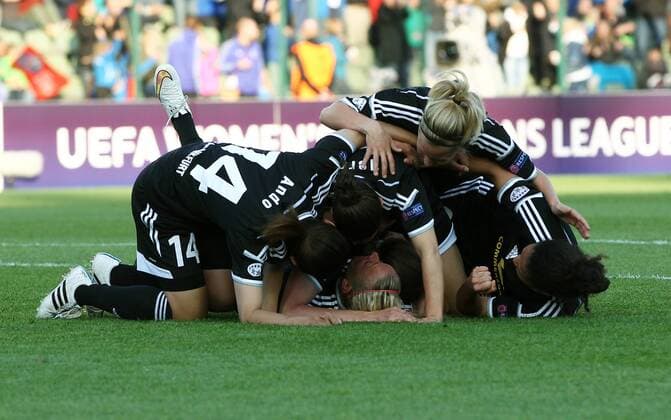 Kozue Ando, Veronica Boquete, Kerstein Garrefrekes, Mandy Islacker Jubel Freude Emotion nach Tor zum 2:1 durch Mandy Islacker FFC Frankfurt - PSG Paris Staint-Germain UEFA Womens Championsleague Finale Final Endspiel 14.05.2015 Fußball Fussball Friedrich-Ludwig-Jahn Sportpark Berlin Frauen Saison 2014 2015