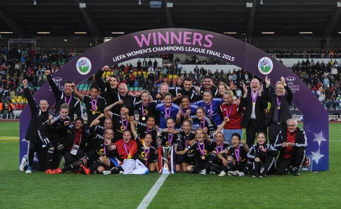 Siegerehrung: Das Siegerteam von FFC Frankfurt feiert den Triumph. Fussball international UEFA Frauen Championsleague, Saison 2014 2015, FINALE: 1.FFC Frankfurt - Paris Saint-Germain im Ludwig-Jahn-Sportpark in Berlin, Deutschland am 14.05.2015,
