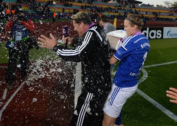 14.05.2015, xfux, Fussball UEFA Champions League Womans, 1.FFC Frankfurt - FC Paris St. Germain , v.l. Trainer Colin Bell (1.FFC Frankfurt), Desire Schumann (1.FFC Frankfurt) jubeln jubelt nach Spielende mit Bierdusche