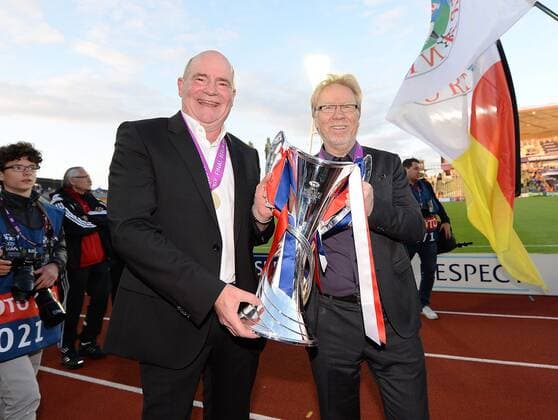 14.05.2015, xfux, Fussball UEFA Champions League Womans, 1.FFC Frankfurt - FC Paris St. Germain , v.l. Manager Siegfried Dietrich (1.FFC Frankfurt), Praesident Vorstandsvorsitzender Bodo Adler (1.FFC Frankfurt) jubeln jubelt nach Spielende mit Pokal