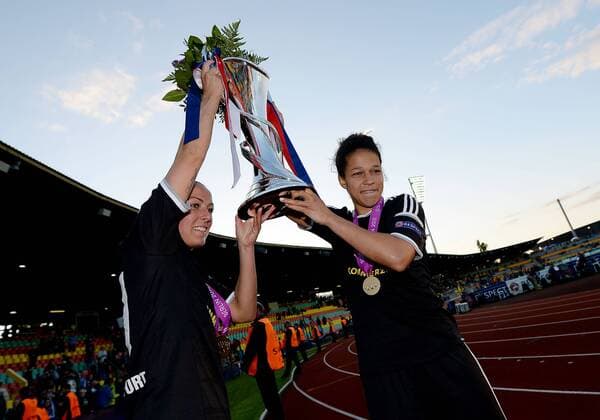 14.05.2015, xfux, Fussball UEFA Champions League Womans, 1.FFC Frankfurt - FC Paris St. Germain , v.l. Peggy Kuznik (1.FFC Frankfurt), Celia Sasic (1.FFC Frankfurt) jubeln jubelt nach Spielende mit Pokal