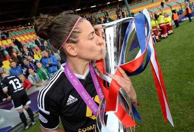 14.05.2015, xfux, Fussball UEFA Champions League Womans, 1.FFC Frankfurt - FC Paris St. Germain , v.l. Peggy Kuznik (1.FFC Frankfurt) jubeln jubelt nach Spielende mit Pokal