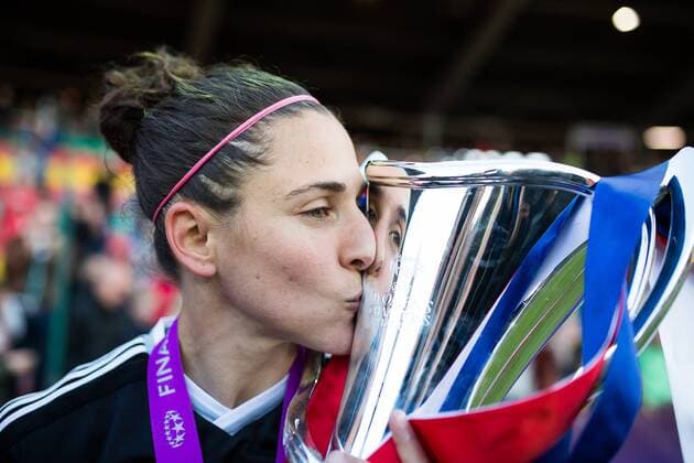 Berlin, Deutschland, 14.05.2015: Fußball Frauen Championsleague 2014 2015 - 1. FFC Frankfurt - Paris Saint Germain - UEFA Womens Championsleague Final 2015. Vero Boquete (Frankfurt 7) bejubelt den Sieg im Finale der UEFA Women s Championsleague 2015 und küsst kuesst den Pokal