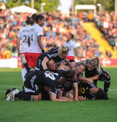 Jubel nach dem Tor zum 2-1: Die Spielerinnen feiern die Torschuetzin Mandy ISLACKER (vl alleFFC) hinten: Enttaeuscht - Josephine HENNING und Laura GEORGES (beideParisStGermain) Fussball international UEFA Frauen Championsleague, Saison 2014 2015, FINALE: 1.FFC Frankfurt - Paris Saint-Germain im Ludwig-Jahn-Sportpark in Berlin, Deutschland am 14.05.2015,