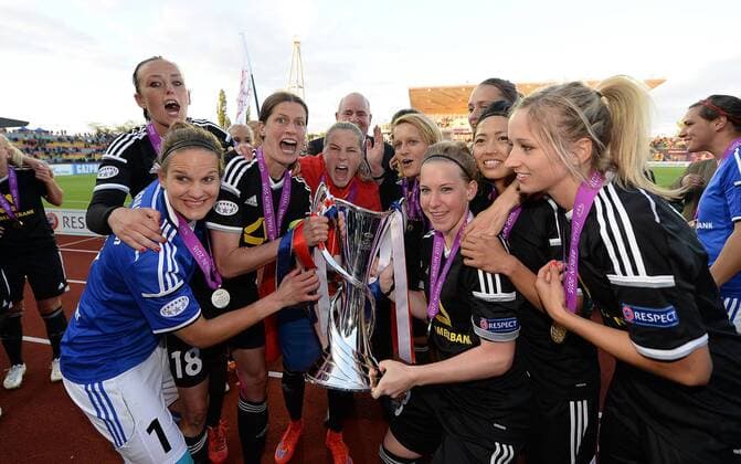 14.05.2015, xfux, Fussball UEFA Champions League Womans, 1.FFC Frankfurt - FC Paris St. Germain , v.l. Spielerinnen vom 1.FFC Frankfurt jubeln jubelt nach Spielende mit Pokal