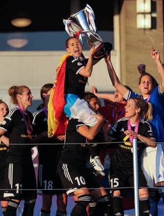 Siegerehrung: Das Siegerteam von FFC Frankfurt feiert den Triumph. Dzsenifer MAROZSAN schulter Veronica BOQUETE (beideFFC) mit dem Pokal. Fussball international UEFA Frauen Championsleague, Saison 2014 2015, FINALE: 1.FFC Frankfurt - Paris Saint-Germain im Ludwig-Jahn-Sportpark in Berlin, Deutschland am 14.05.2015,