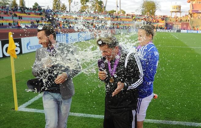 14.05.2015, xfux, Fussball UEFA Champions League Womans, 1.FFC Frankfurt - FC Paris St. Germain , v.l. Trainer Colin Bell (1.FFC Frankfurt), Desire Schumann (1.FFC Frankfurt) jubeln jubelt nach Spielende mit Bierdusche