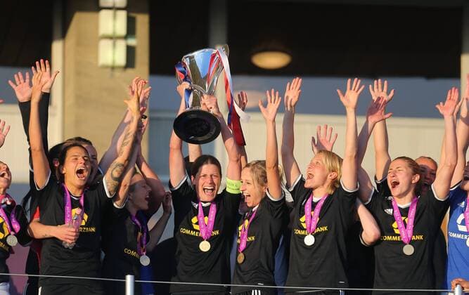 Kerstin Garefrekes (Frankfurt), mit dem Pokal, jubelt bei der Siegerehrung mit der Mannschaft 1.FCC Frankfurt - Paris Sain-Germain UEFA Womens Champions League, CL, Finale, Saison 2014 2015, Fußball, Fussball, soccer, Frauen, Dänen, Deutschland, Germany, Berlin, 14.5.2015 Ludwig-Jahn-Stadion