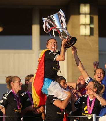 Veronica Boquete (Frankfurt), auf den Schultern auf Dzsenifer Marozsan (Frankfurt), 1.FCC Frankfurt - Paris Sain-Germain UEFA Womens Champions League, CL, Finale, Saison 2014 2015, Fußball, Fussball, soccer, Frauen, Dänen, Deutschland, Germany, Berlin, 14.5.2015 Ludwig-Jahn-Stadion