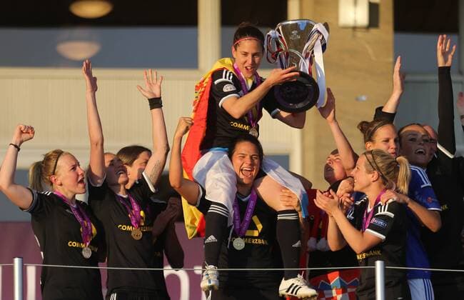 Veronica Boquete (Frankfurt), auf den Schultern auf Dzsenifer Marozsan (Frankfurt), 1.FCC Frankfurt - Paris Sain-Germain UEFA Womens Champions League, CL, Finale, Saison 2014 2015, Fußball, Fussball, soccer, Frauen, Dänen, Deutschland, Germany, Berlin, 14.5.2015 Ludwig-Jahn-Stadion