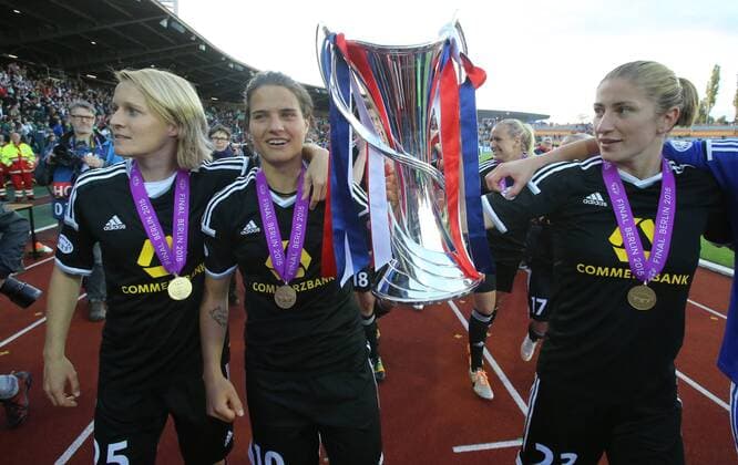 Saskia Bartusiak (Frankfurt), links, Dzsenifer Marozsan (Frankfurt), Bianca Schmidt (Frankfurt), jubeln mit dem Pokal 1.FCC Frankfurt - Paris Sain-Germain UEFA Womens Champions League, CL, Finale, Saison 2014 2015, Fußball, Fussball, soccer, Frauen, Dänen, Deutschland, Germany, Berlin, 14.5.2015 Ludwig-Jahn-Stadion