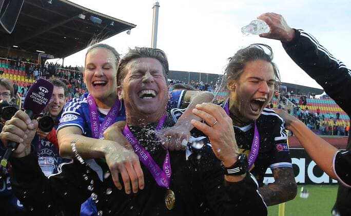 Colin Bell (Trainer Frankfurt), Mitte, bekommt eine Dusche ab, links Simone Laudehr (Frankfurt), rechts Dzsenifer Marozsan (Frankfurt), 1.FCC Frankfurt - Paris Sain-Germain UEFA Womens Champions League, CL, Finale, Saison 2014 2015, Fußball, Fussball, soccer, Frauen, Dänen, Deutschland, Germany, Berlin, 14.5.2015 Ludwig-Jahn-Stadion