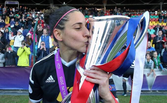 Mandy Islacker (Frankfurt), kuesst den Pokal 1.FCC Frankfurt - Paris Sain-Germain UEFA Womens Champions League, CL, Finale, Saison 2014 2015, Fußball, Fussball, soccer, Frauen, Dänen, Deutschland, Germany, Berlin, 14.5.2015 Ludwig-Jahn-Stadion