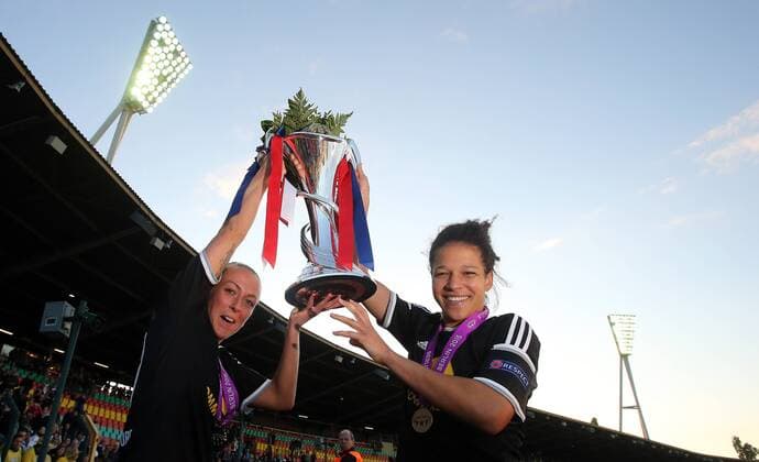 Célia Sasic (Frankfurt), rechts, links Mandy Islacker (Frankfurt), jubeln mit dem Pokal 1.FCC Frankfurt - Paris Sain-Germain UEFA Womens Champions League, CL, Finale, Saison 2014 2015, Fußball, Fussball, soccer, Frauen, Dänen, Deutschland, Germany, Berlin, 14.5.2015 Ludwig-Jahn-Stadion