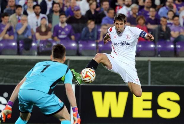 14.05.2015. Firenze, Italy. Europa League Football semi-final, 2nd leg. Coke (Sev) controls the high ball in front of goal xPaoloxNuccix  ActionPlus11620896