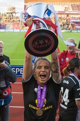 Dzsenifer Marozsan (1. FFC Frankfurt) mit dem Pokal, zeigt den Pokal, Fussball, UEFA Women s Champions League, 1. FFC Frankfurt - Paris Saint-Germain, xobx