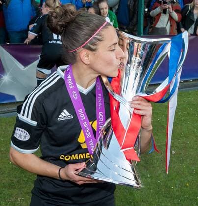Veronica Boquete (1. FFC Frankfurt) küsst den Pokal, Fussball, UEFA Women s Champions League, 1. FFC Frankfurt - Paris Saint-Germain, xobx